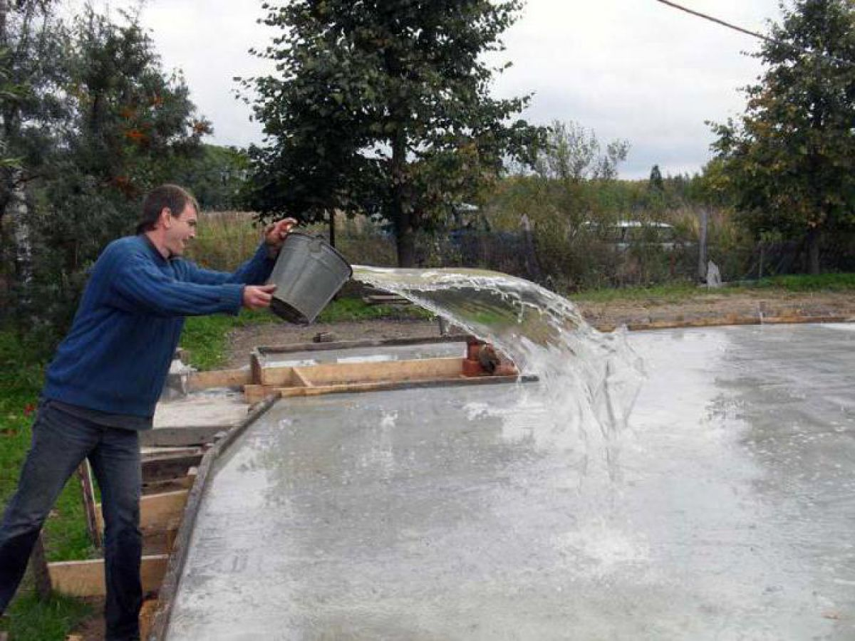 Сколько поливать бетон водой. Заливка бетона. Полив водой бетона. Увлажнение бетона. Бетон после заливки.